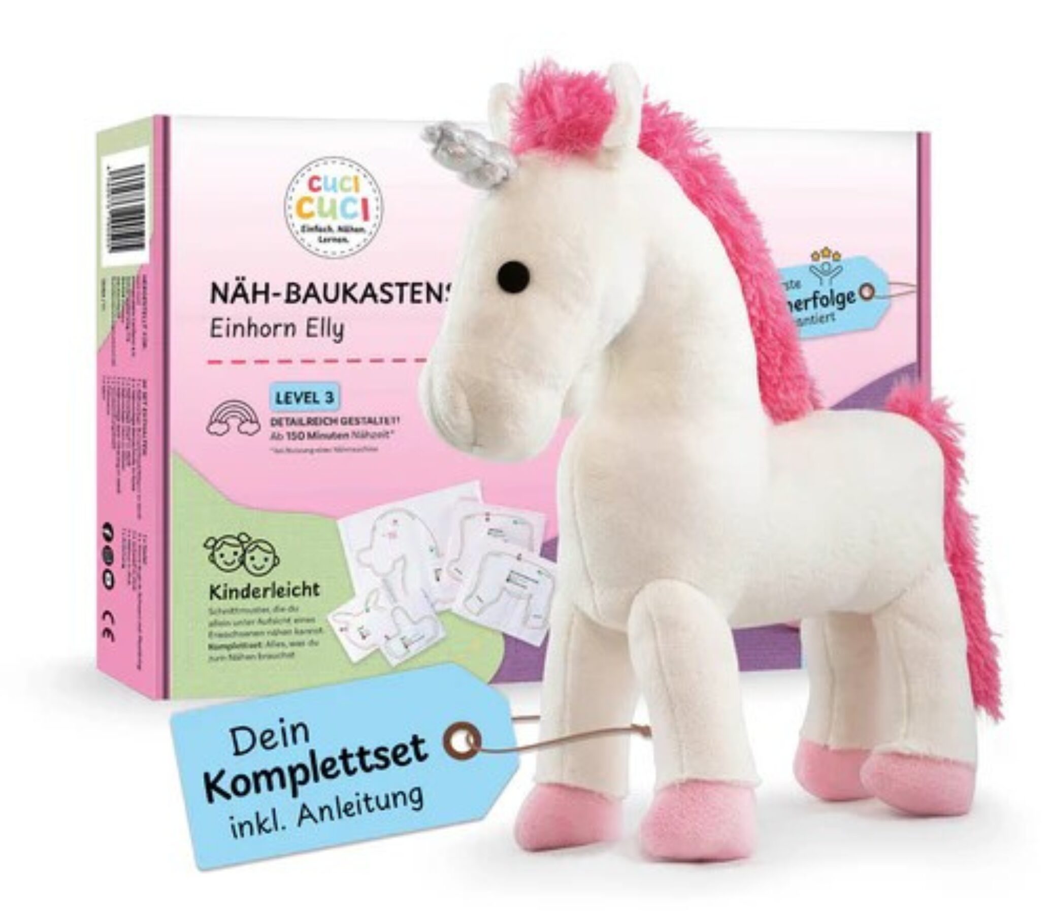 Fertiggenähtes Einhorn Elly von vorne seitlich mit silbernem Horn und rosaroter Mähne. Im Hintergrund die Verkaufsverpackung mit dem Hinweis "Schwierigkeitslevel 3 - Detailreich gestaltet".
