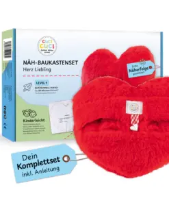 Die Verpackung des DIY Nähsets Herz Liebling von cuci cuci mit dem fertigen Produkt im Vordergrund.