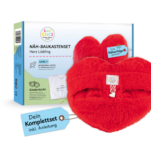 Die Verpackung des DIY Nähsets Herz Liebling von cuci cuci mit dem fertigen Produkt im Vordergrund.