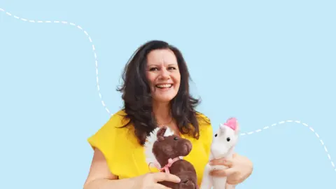 cuci cuci-Gründerin Tina Califano 480x270 cuci cuci-Gründerin Tina Califano mit zwei fertiggenähten Kuscheltieren aus ihrem DIY Nähset-Sortiment