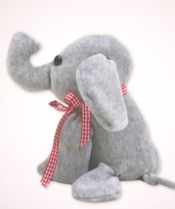 Das fertige Kuscheltier Elefant Fantino aus der cuci cuci DIY Nähbaukastenserie linke Seite und sitzend fotografiert