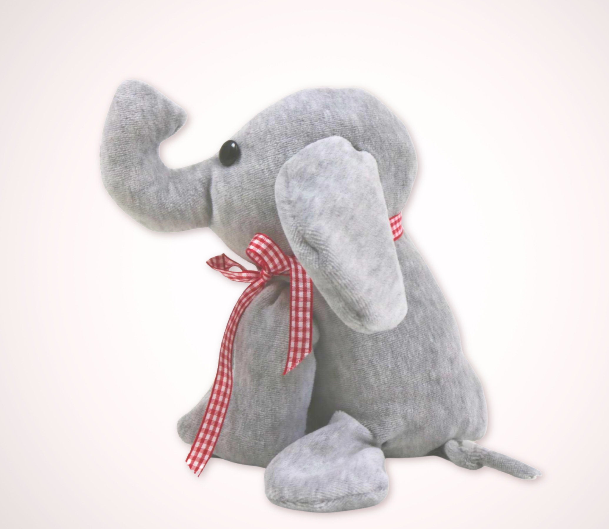 Das fertige Kuscheltier Elefant Fantino aus der cuci cuci DIY Nähbaukastenserie linke Seite und sitzend fotografiert
