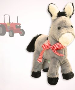 Kuschelige Eselin Lotte steht fertig genäht vor einem gezeichneten Traktor - ein weiteres DIY Kuscheltier von cuci cuci - vom DISQ gekürt zum