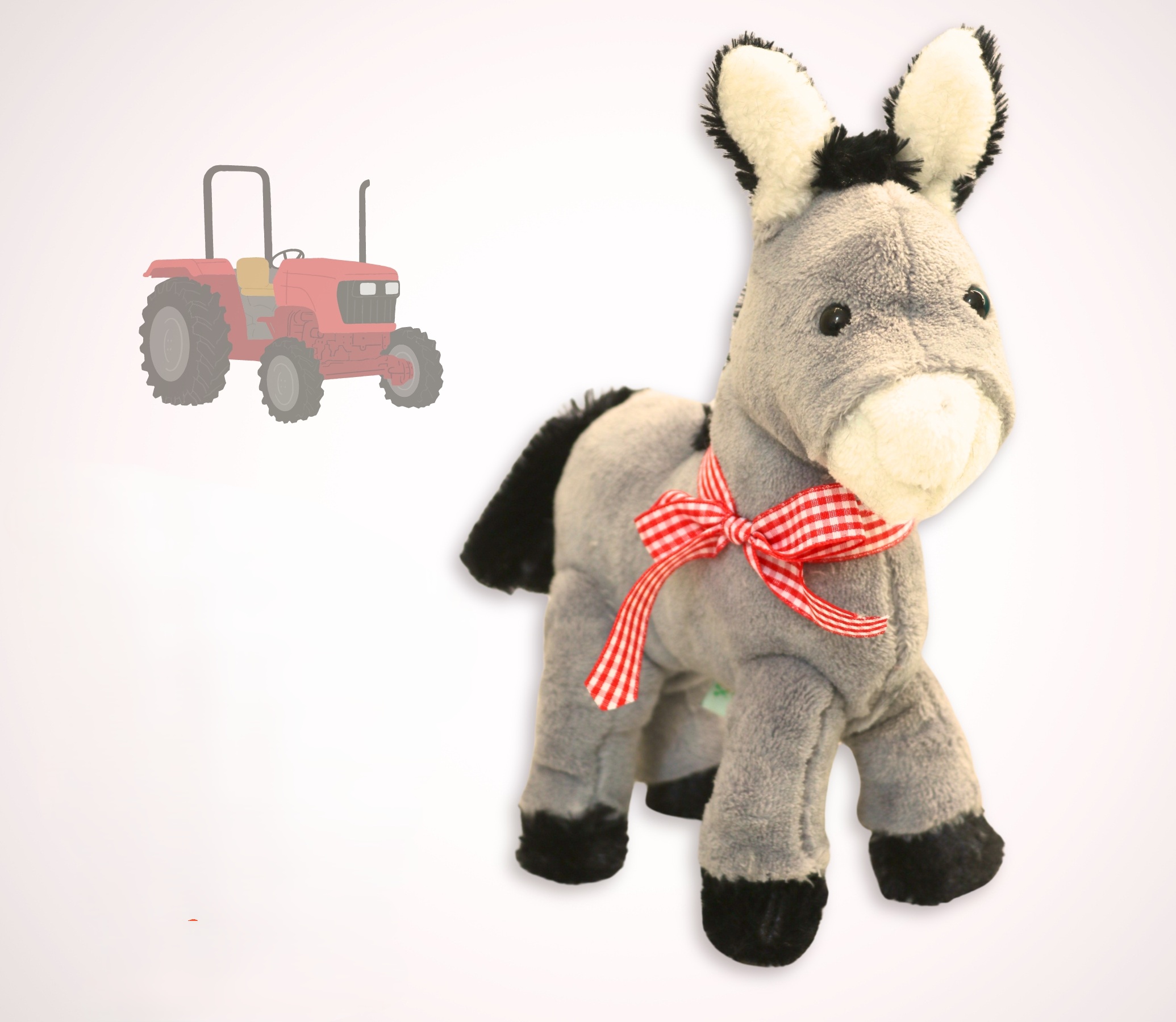 Kuschelige Eselin Lotte steht fertig genäht vor einem gezeichneten Traktor - ein weiteres DIY Kuscheltier von cuci cuci - vom DISQ gekürt zum "Produkt des Jahres 2025 im Bereich Spielzeug"