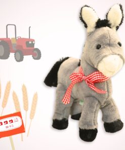 Die Eselin Lotte steht als fertiggenähtes Kuscheltier vor einem Traktor und einigen Weizenhalmen. Ein Bestseller in unserem Kuscheltier-Sortiment.