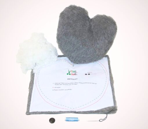 DIY Paketinhalt Nähset Herzkissen Nähvorlage grauer Kuschelstoff Füllwatte Garn Knopf Nadel