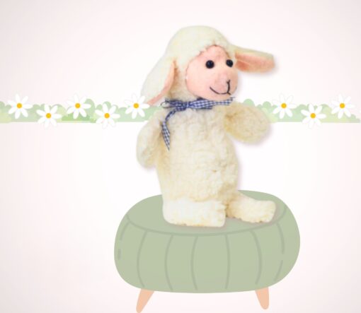 Das Schaf Peccorello sitzt als fertiggenähtes Kuscheltier auf einem graugezeichneten Hocker. Im Hintergrund sieht man eine gezeichnete Blumengirlande.