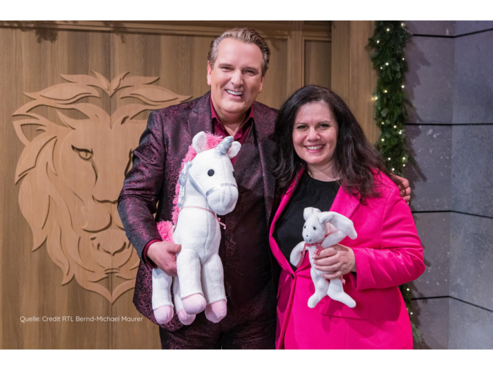ralf-duemmel-und-tina-califano-dhdl-bild-von-credit-rtl-bernd-michael-maurer-1-980x735.png Investor Ralf Dümmel, mit einem Einhorn-Kuscheltier in der rechten Hand, und cuci cuci-Gründerin Tina Califano strahlen bei "Die Höhe der Löwen" um die Wette und freuen sich auf die soeben beschlossene Zusammenarbeit.